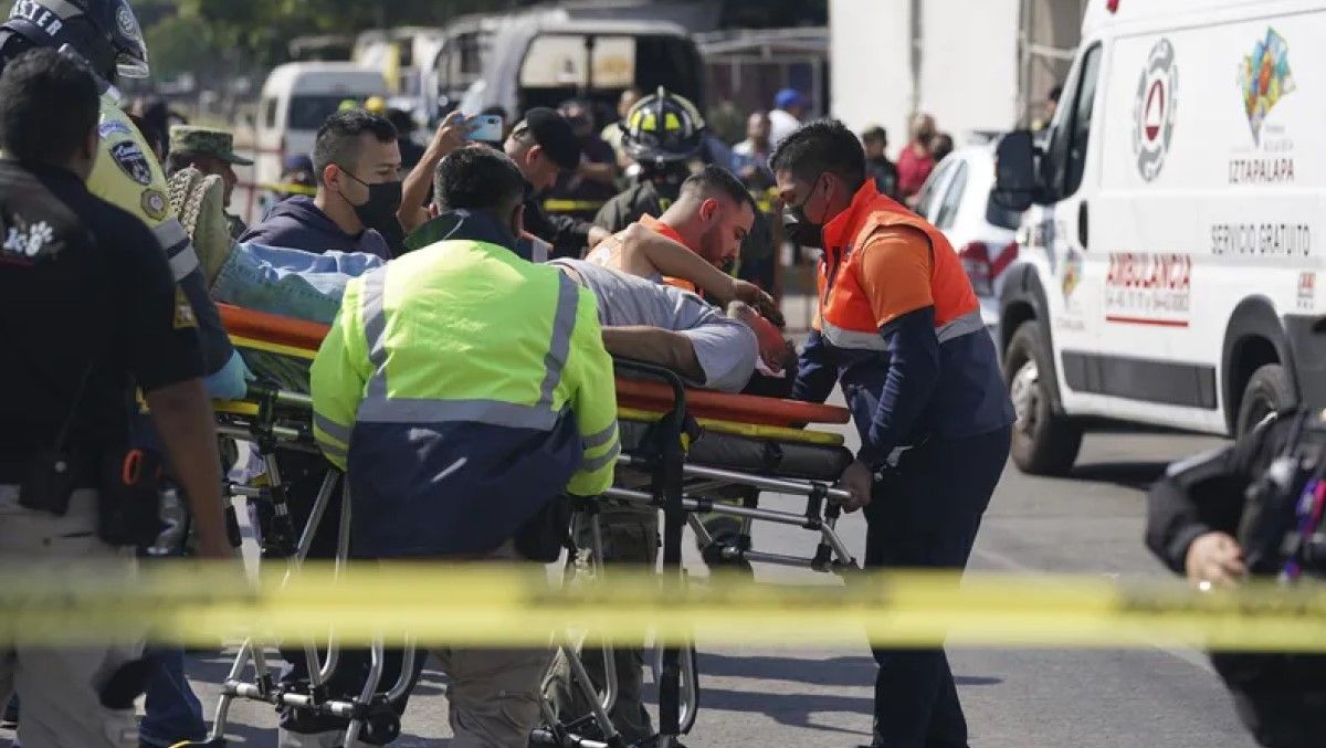 Al menos una persona murió y otras 57 sufrieron heridas por el choque entre dos trenes del Metro en Ciudad de México.