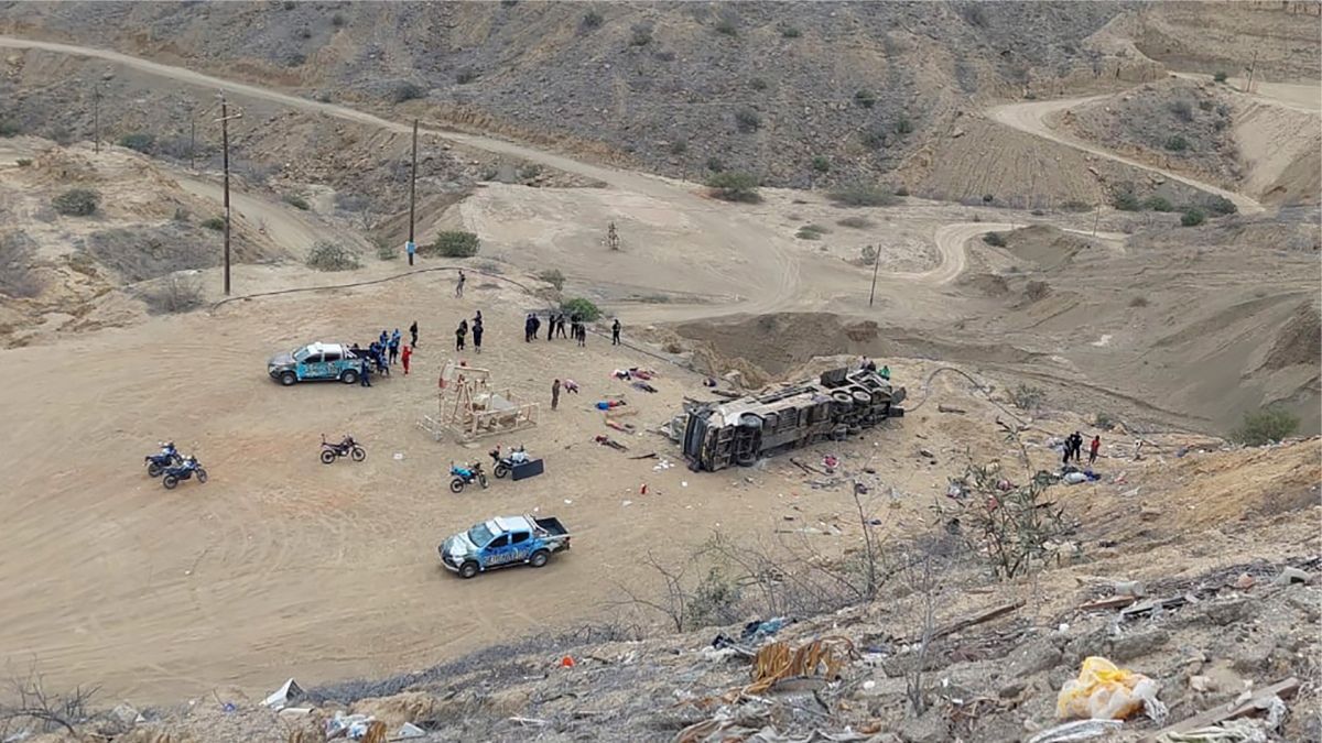 Al menos 24 muertos al caer un autobús a un precipicio en Perú