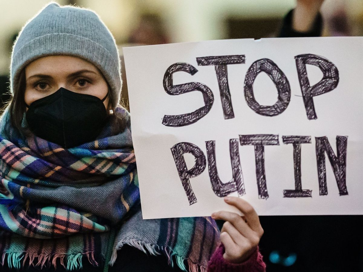 Cientos de personas se manifestaron alrededor del mundo en contra de la invasión rusa a Ucrania.