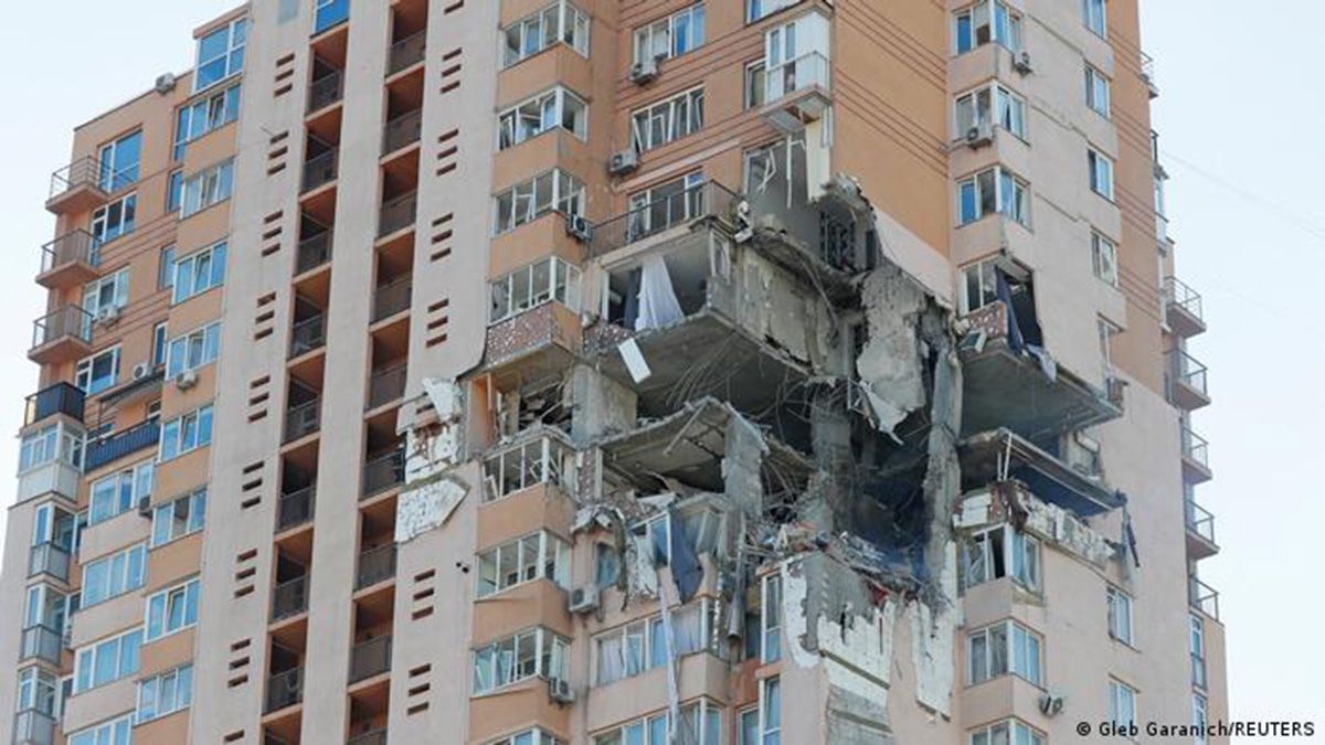 Un mísil ruso impactó contra un edificio habitado por civiles.