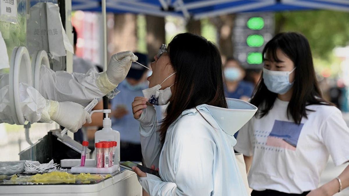 China registró el mayornúmero de casos de coronavirus desde mayo (450) y confinó a millones depersonas de todo el país el pasado fin de semana