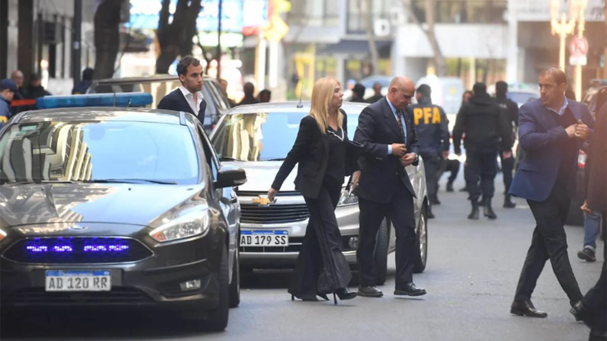 La jueza Capuchetti llegó al departamento de Cristina Kirchner acompañada por el fiscal Carlos Rívolo.
