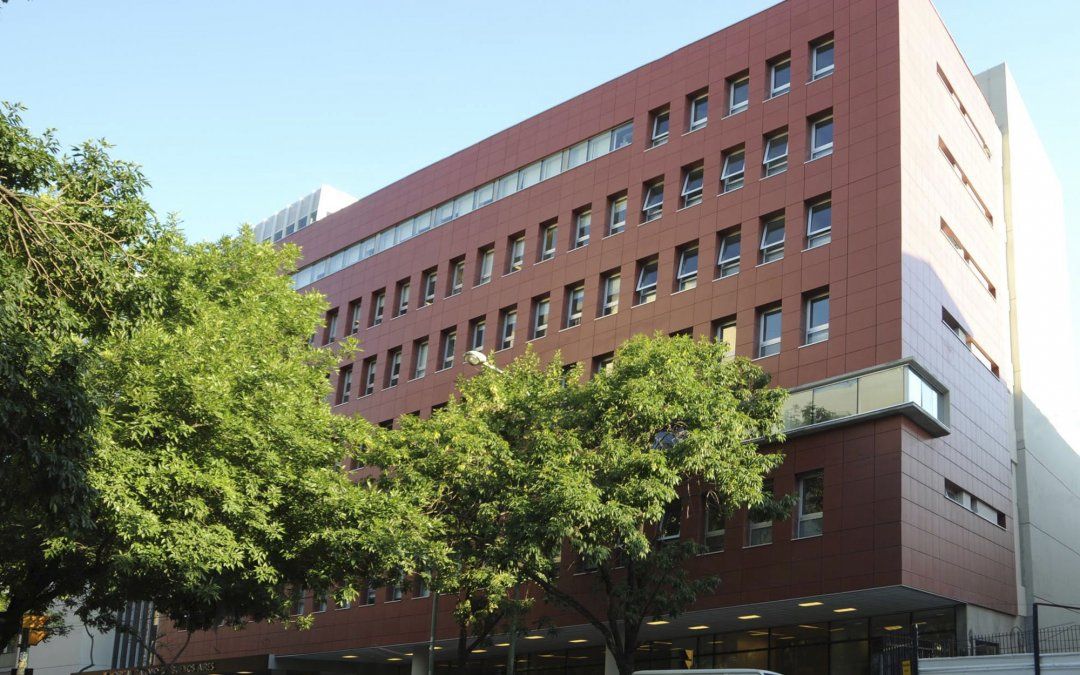 El Hospital Italiano de Buenos Aires pide ayuda del Estado pero factura millones.