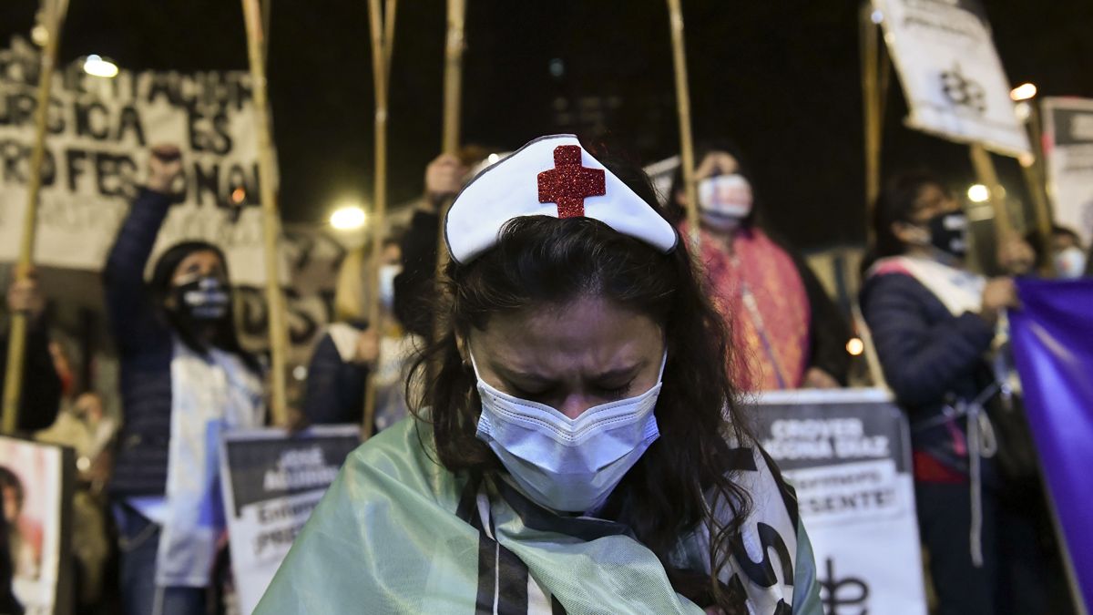 Marcha de antorchas en el Día Internacional de la Enfermería