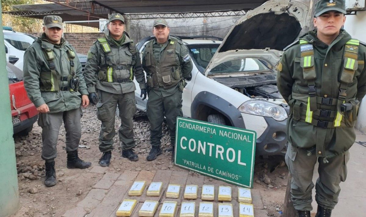 Detienen a un hombre que transportaba 15 kilos de cocaína en un vehículo en una ruta de Salta
