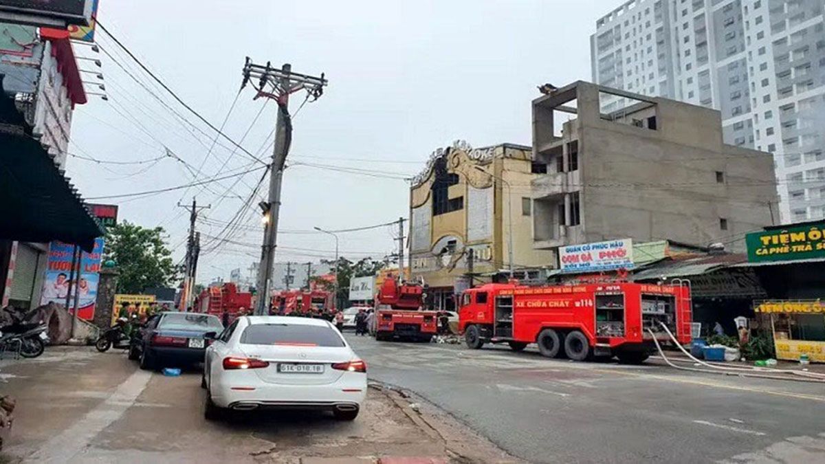 Al menos 33 personas murieron en un incendio que destruyó un bar karaoke en el sur de Vietnam. El incendio arrasó el segundo piso del edificio el martes por la noche