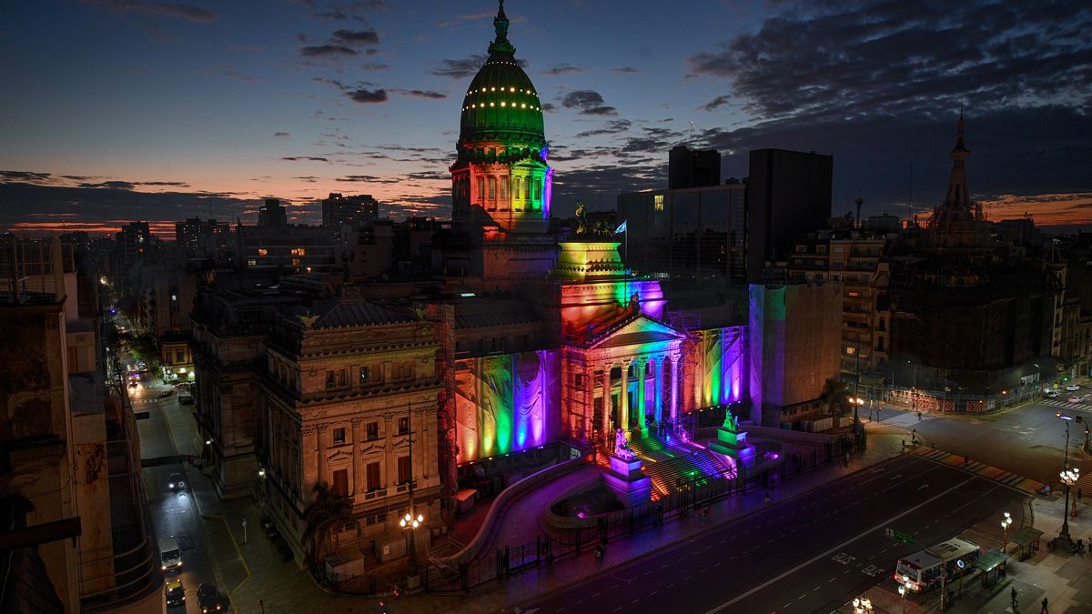 Distintos monumentos porteños se iluminaron a diez años de la ley de matrimonio igualitario.