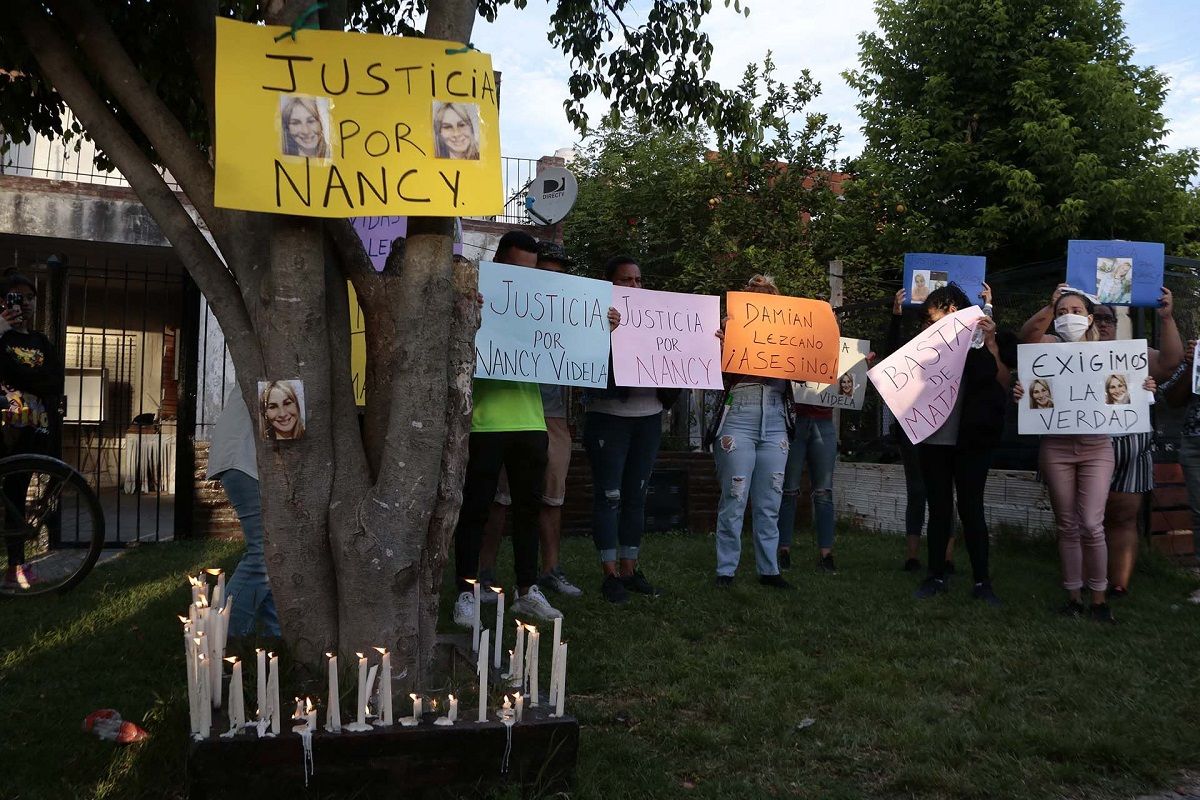 Allegados a Nancy encendieron velas alrededor de un árbol de la que era su casa.