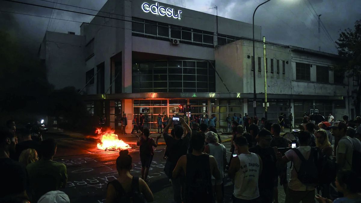 Cientos de vecinas y vecinos protestaron en los últimos días en las sedes de la empresa Edesur.