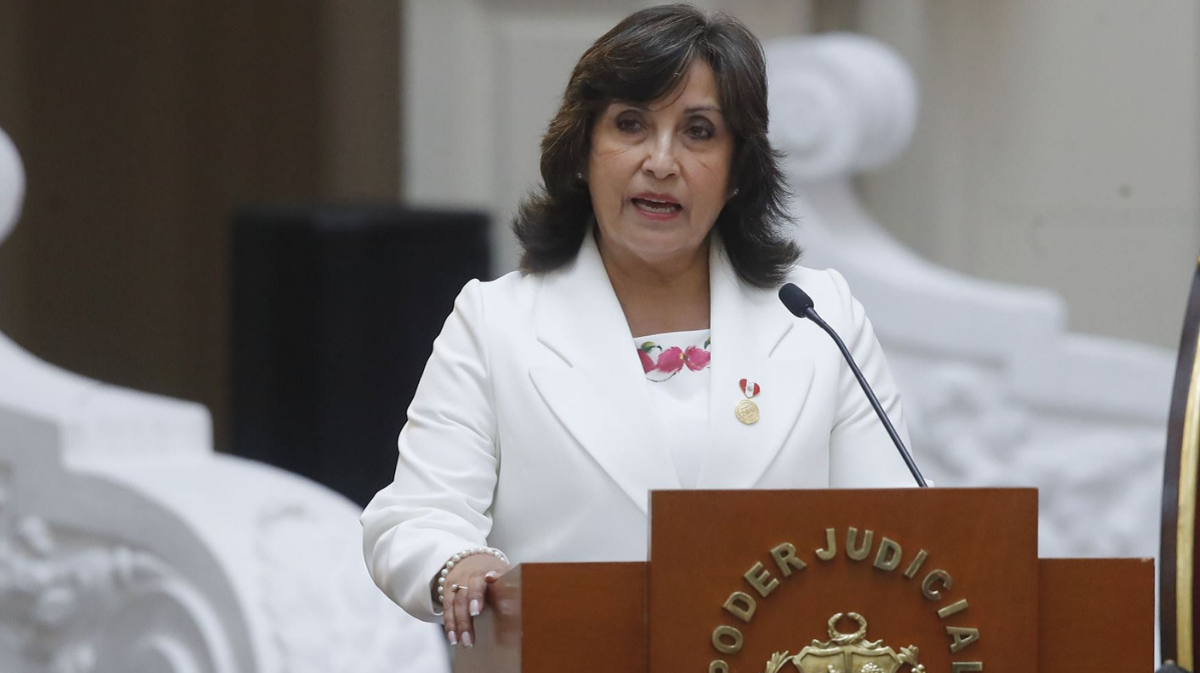 Dina Boluarte se convirtió hoy en la primera mujer presidenta de Perú.