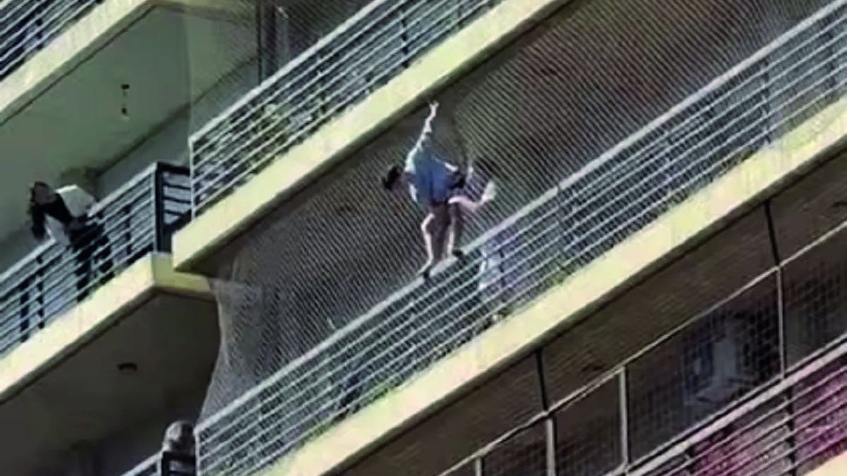 Rescataron a un niño que quedó colgado de un balcón
