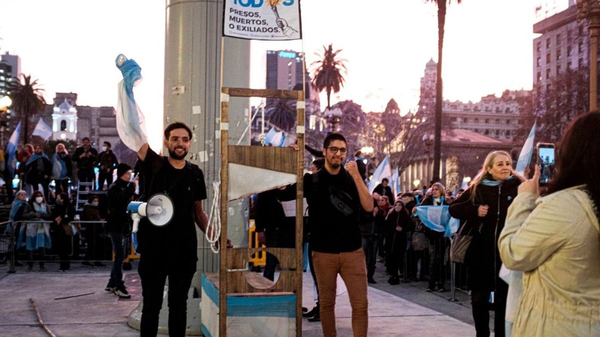 Jonathan Morel y Leonardo Sosa durante una manifestación frente a Casa Rosada.