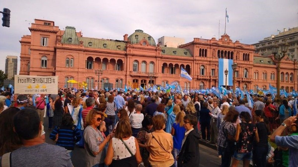 Militantes y simpatizantes del gobierno de Macri se acercaron a Plaza de Mayo para despedir al presidente