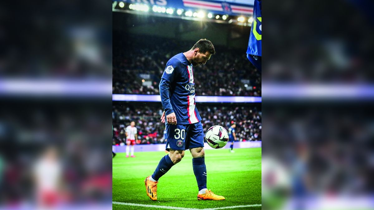 Messi soporta el abucheo del Parque de los Príncipes en su retorno tras la suspensión