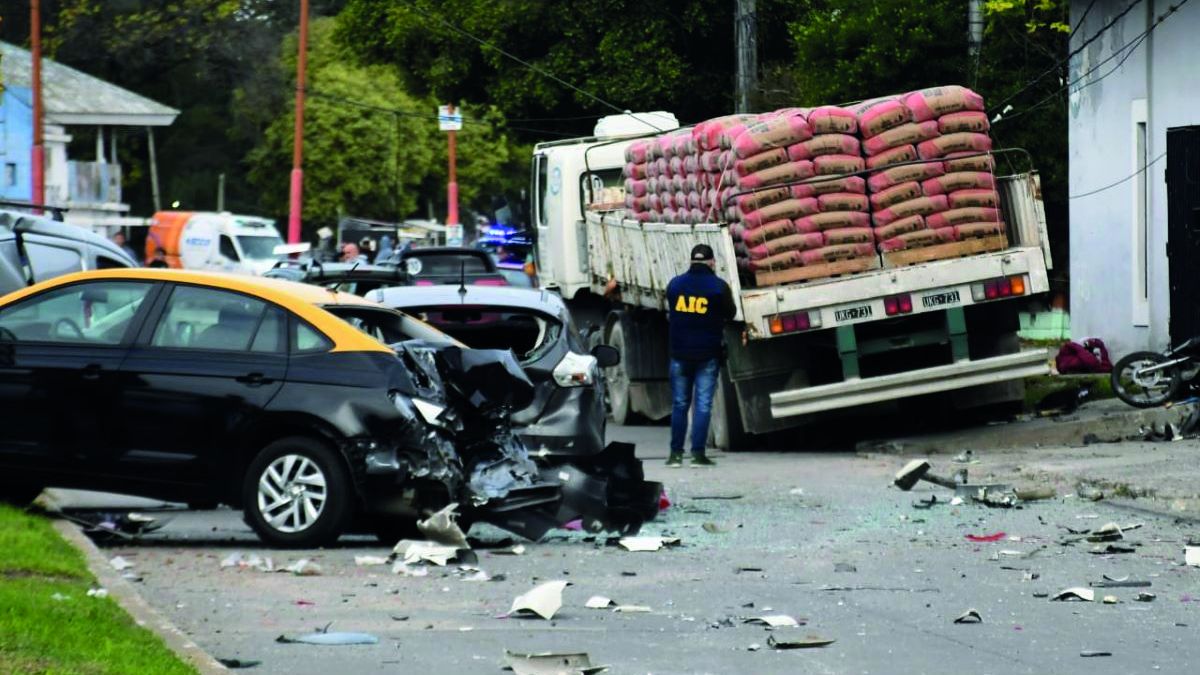 Un camión se quedó sin frenos y embistió a siete autos en Gobernador Gálvez: murió una mujer