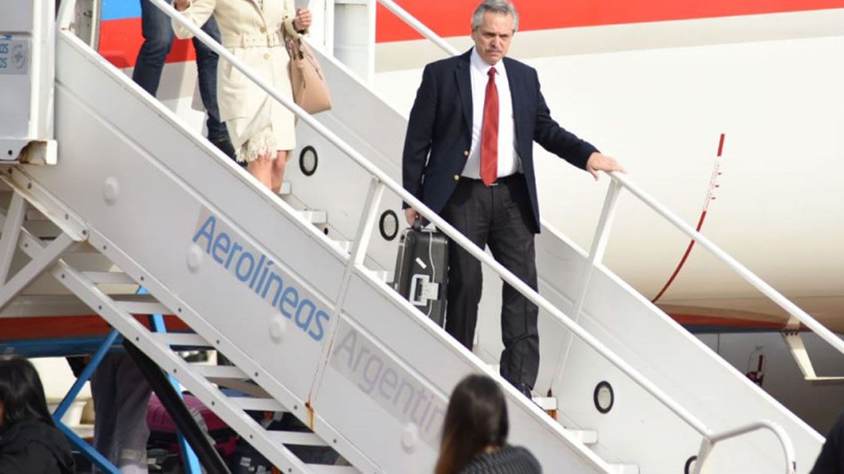 Fernández viaja a Colombia para asistir a la asunción del electo presidente Gustavo Petro