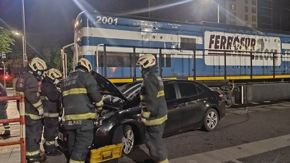 Un tren de carga chocó a un auto en Puerto Madero