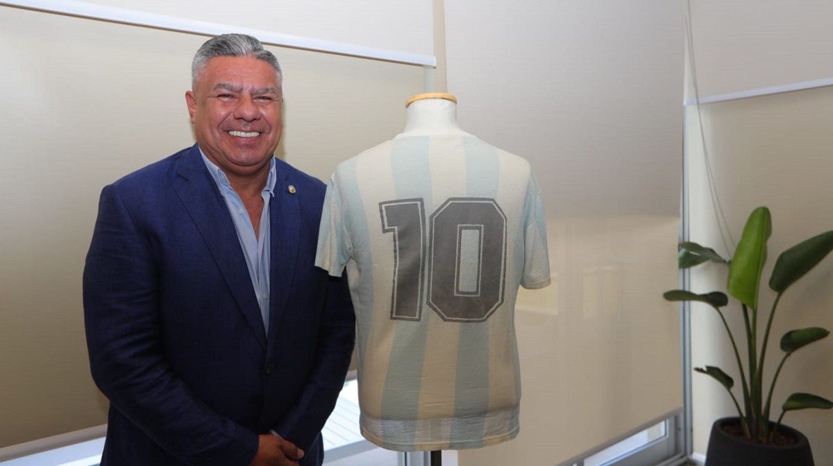 Claudio Tapia recibió la histórica camiseta.