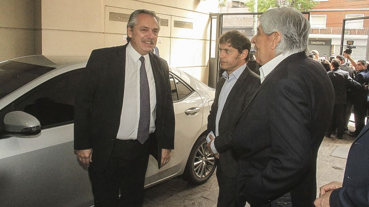 El presidente Fernández junto a Moyano y el gobernador Axel Kicillof.