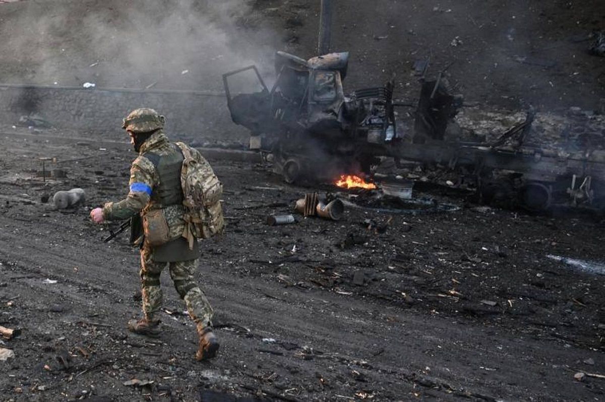 Soldados ucranianos recorren las calles tras los ataques.