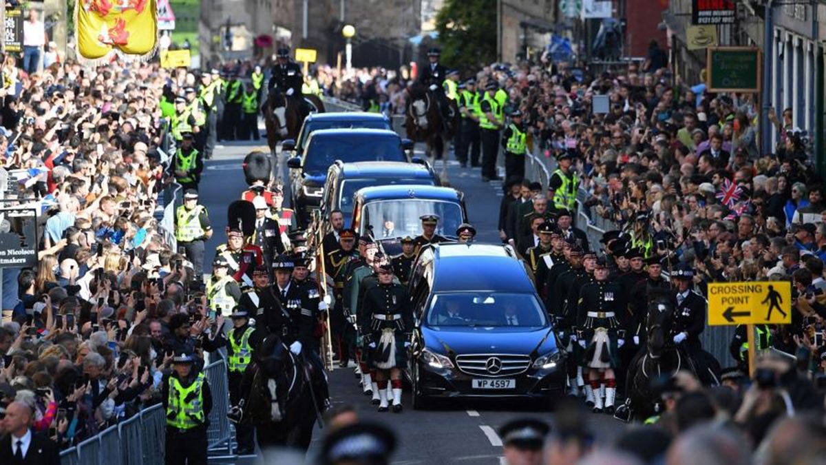 Miles de personas hicieron cola durante horas en Londres para dar su último adiós a la reina Isabel II