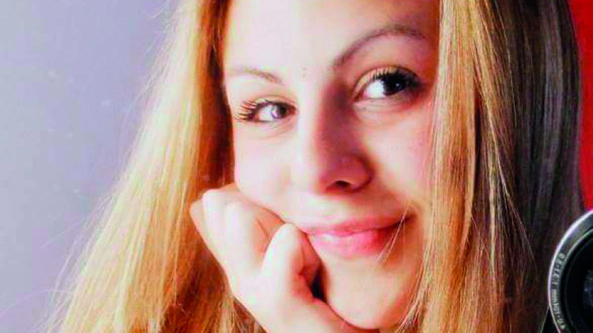 La madre de la joven que murió en Kosovo dijo que el novio era muy celoso