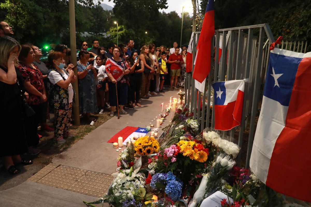 Simpatizantes del expresidente chileno Sebastián Piñera se reúnen en un memorial en su honor frente a su casa en Santiago.
