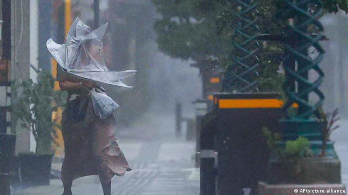 El tifón Nanmadol provocó al menos cuatro muertos y más de 100 heridos en su paso por Japón. La potente tormenta tocó tierra el domingo por la noche en la ciudad suroccidental de Kagoshima y dejó fuertes lluvias en la región de Kyushu antes de desplazarse por la costa oeste del archipiélago.