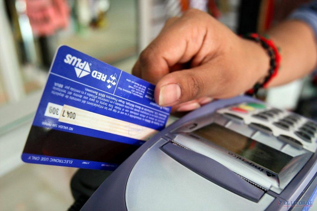 Consumos con tarjeta y pasajes al exterior de más de US$ 300 por mes pagarán percepción extra de 25%