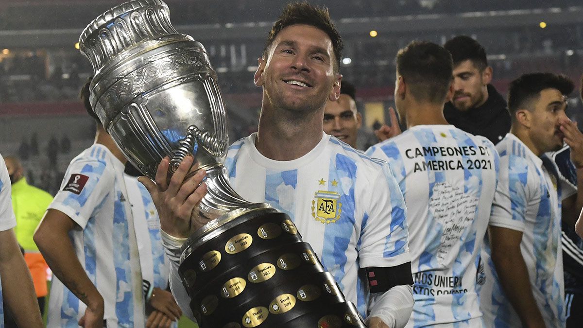 Messi exhibió la Copa en el Monumental.
