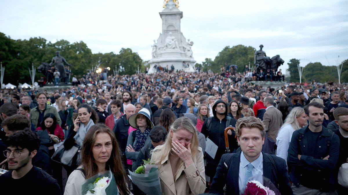 Rondas improvisadas de God save the Queen y lágrimas brotaron entre las miles de personas que se reunieron frente al Palacio de Buckingham el jueves cuando se conoció la noticia del fallecimiento de la reina Isabel II.