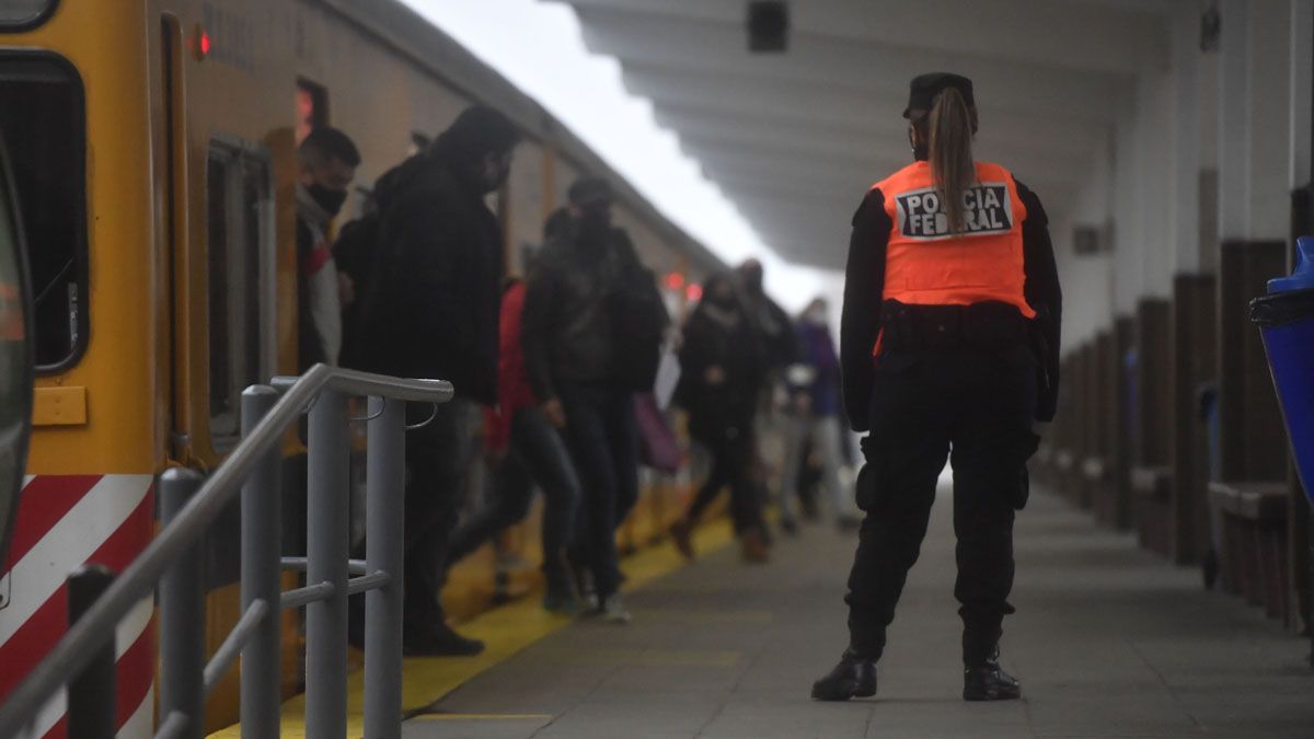 Unos de 2.500 efectivos participan del operativo en las estaciones de trenes.