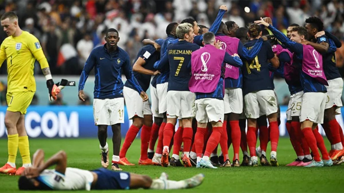 Francia venció a Inglaterra y quedó a dos partidos de renovar su corona mundial