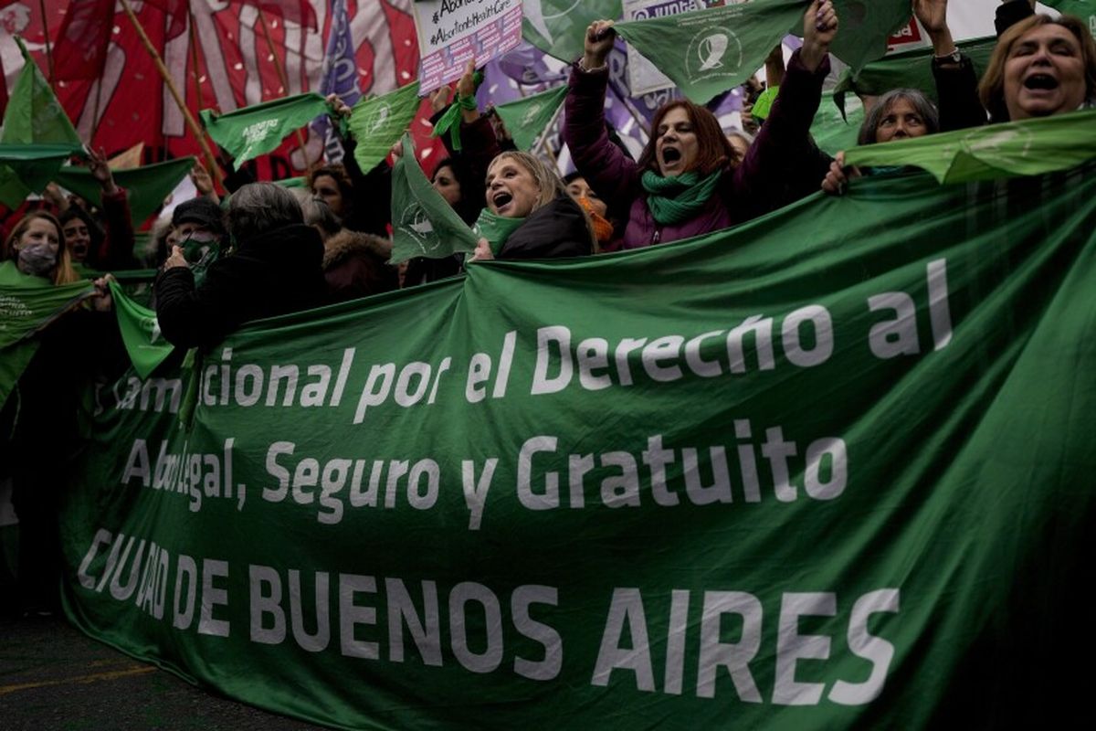 Pañuelazo verde frente a embajada de EEUU para repudiar el fallo contra el aborto